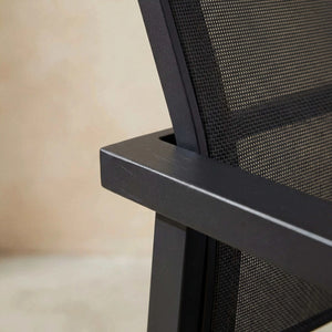 Moderner Stapelsessel Kari mit hoher Rückenlehne und pulverbeschichtetem Aluminiumgestell in Anthrazit, Outdoor-Stuhl mit Textilen-Bezug in Karbon, leicht und stapelbar.