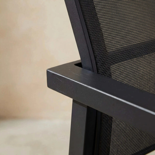 Moderner Stapelsessel Kari mit hoher Rückenlehne und pulverbeschichtetem Aluminiumgestell in Anthrazit, Outdoor-Stuhl mit Textilen-Bezug in Karbon, leicht und stapelbar.