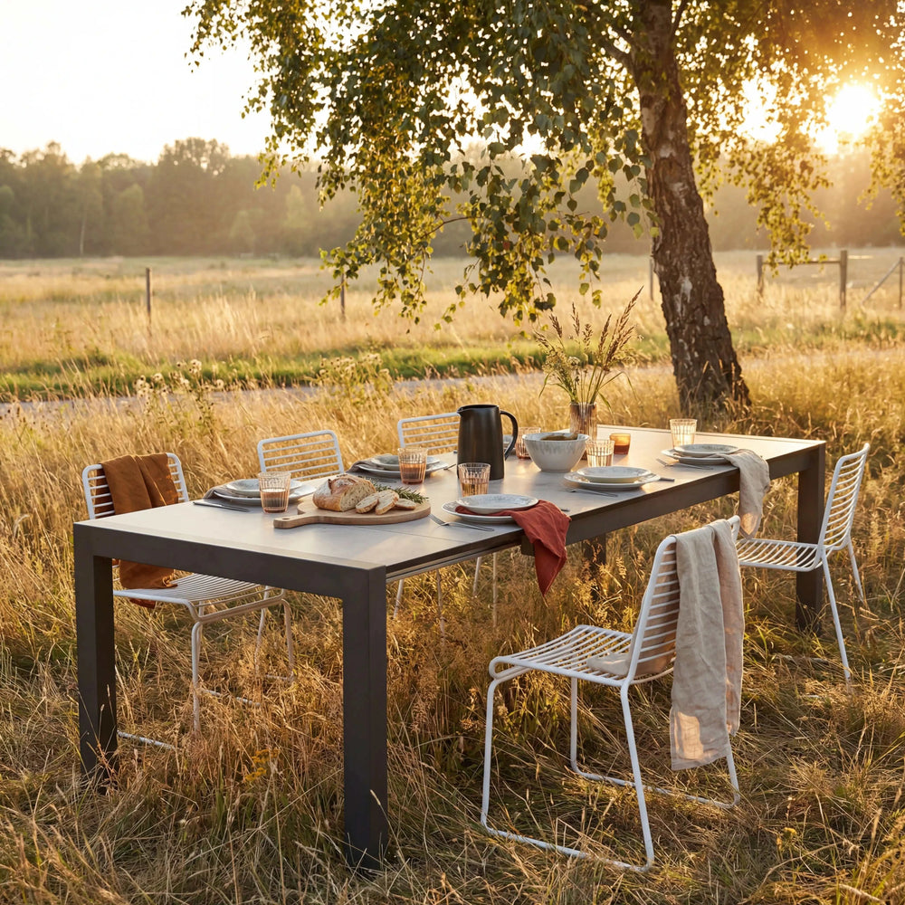 Moderner Ausziehtisch Silverstar mit heller Zement-Tischplatte und anthrazitfarbenem Aluminiumgestell