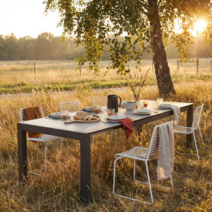Moderner Ausziehtisch Silverstar mit heller Zement-Tischplatte und anthrazitfarbenem Aluminiumgestell
