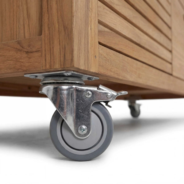 Teakholz Sideboard Elma3 mit Silverstar Arbeitsplatte und Lenkrollen, 2 Türen, 3 Schubladen, moderne Aufbewahrungslösung.