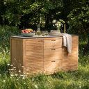 Teakholz Sideboard Elma3 mit Silverstar Arbeitsplatte und Lenkrollen, 2 Türen und 3 Schubladen, flexibel und robust.