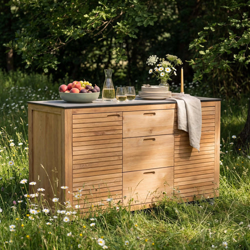 Teakholz Sideboard Elma3 mit Silverstar Arbeitsplatte und Lenkrollen, 2 Türen und 3 Schubladen, flexibel und robust.