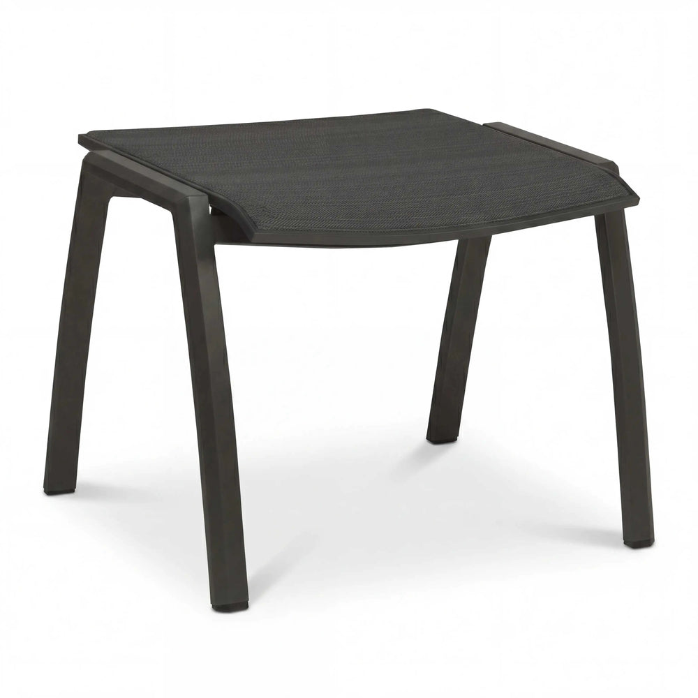 Gartenhocker Kari aus pulverbeschichtetem Aluminium, leicht, stapelbar und wetterfest mit atmungsaktivem Textilen in Karbon