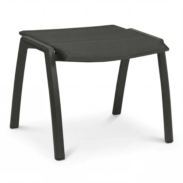 Leichter und stapelbarer Gartenhocker Kari aus pulverbeschichtetem Aluminium mit wasserfester Textilensitzfläche