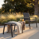 Gartenhocker Kari aus pulverbeschichtetem Aluminium, leicht, stapelbar und wetterfest mit atmungsaktivem Textilen in Karbon