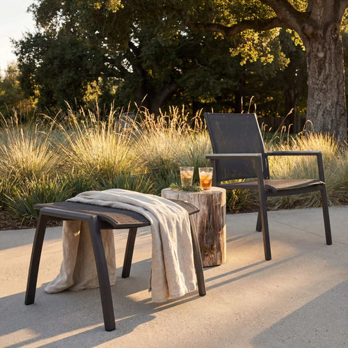 Gartenhocker Kari aus pulverbeschichtetem Aluminium, leicht, stapelbar und wetterfest mit atmungsaktivem Textilen in Karbon