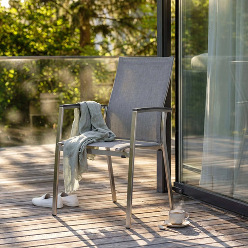 Stapelsessel Mika aus Edelstahl mit Textilene-Sitz und Aluminiumarmlehnen, stapelbar und windstabil, in modernem Grauton