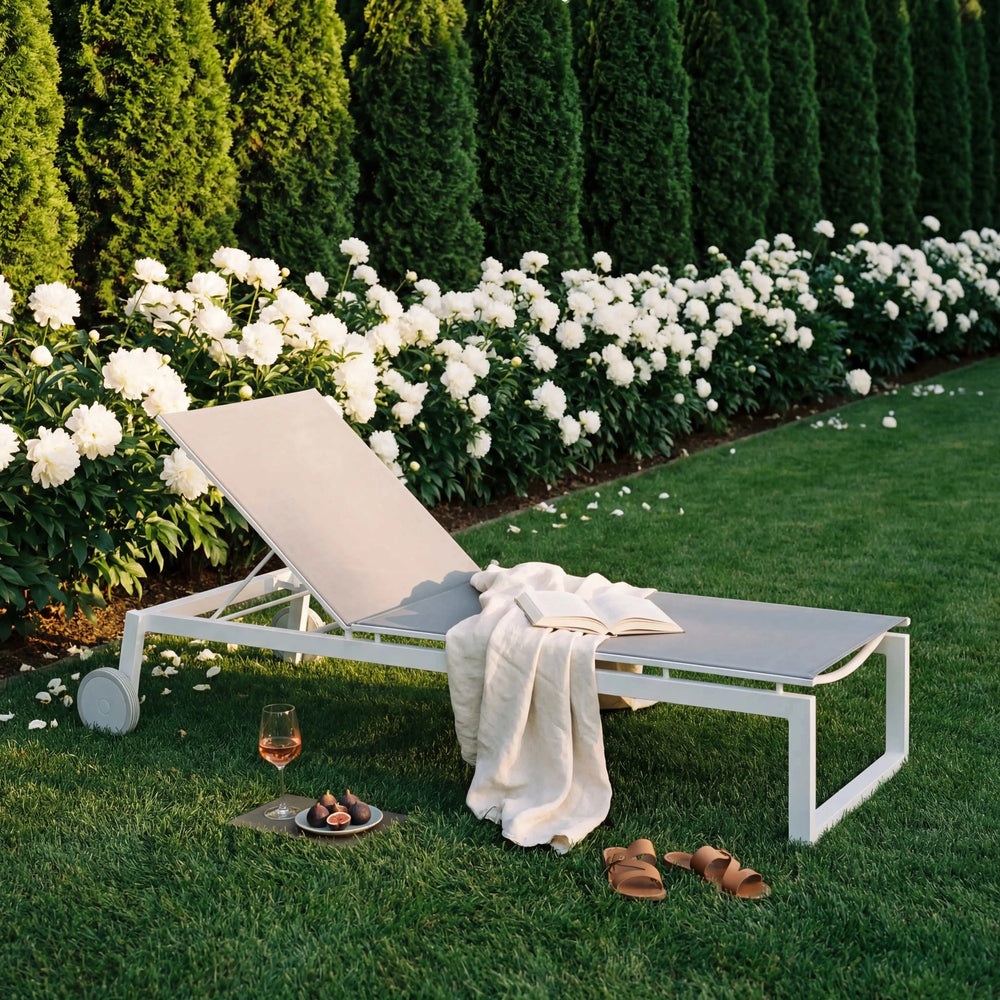 Gartenliege Robin aus weißem Aluminium mit silberner Textilene, 5-fach verstellbar und stapelbar, modernes Design für Garten und Terrasse