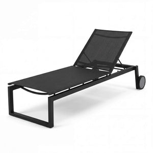 Gartenliege Robin aus mattschwarz lackiertem Aluminium mit verstellbarer Textilfläche in Leinen Grau und Rollen für einfachen Standortwechsel.