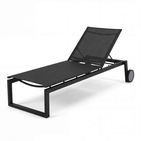 Gartenliege Robin aus mattschwarz lackiertem Aluminium mit verstellbarer Textilfläche in Leinen Grau und Rollen für einfachen Standortwechsel.