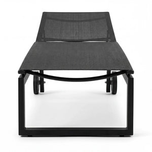 Gartenliege Robin aus mattschwarzem Aluminium mit 5-fach verstellbarer Textilen-Liegefläche in Leinen Grau und Rollen für Outdoor-Einsatz