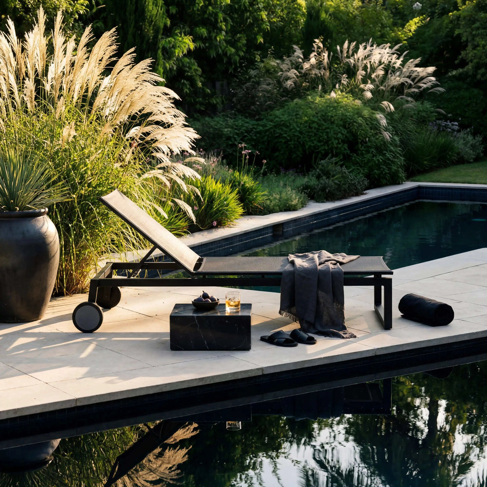 Moderne Gartenliege Robin aus mattschwarzem Aluminium mit 5-fach Verstellung und grauer Textil-Liegefläche