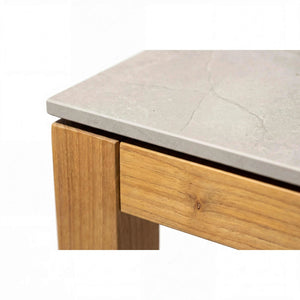 Moderner Gartentisch mit Teakgestell und langlebiger Dekton Tischplatte in Hellgrau