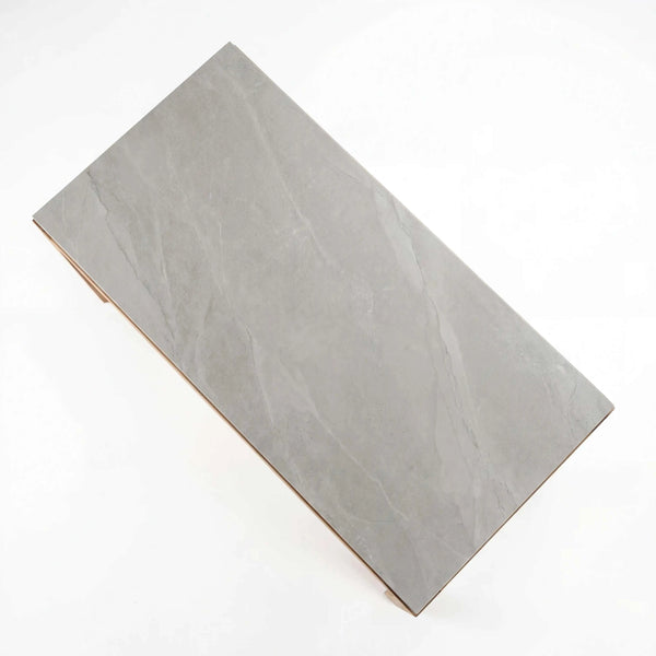 Moderner Gartentisch mit Teakgestell und kratzfester Dekton Tischplatte in Lava hellgrau