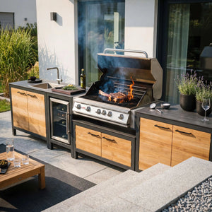 moderne Outdoorküche Black Line mit HPL Beton und Teakholzfronten