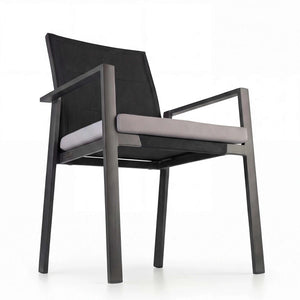 Stapelstuhl Nancer aus anthrazitfarbenem Aluminium mit schwarz gepolsterter Rückenlehne und grauem Sitzkissen