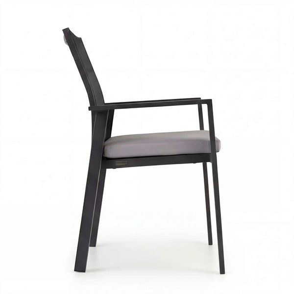 Moderner Stapelstuhl Nancer aus anthrazitfarbenem Aluminium mit schwarz gepolsterter Rückenlehne und grauem Sitzkissen