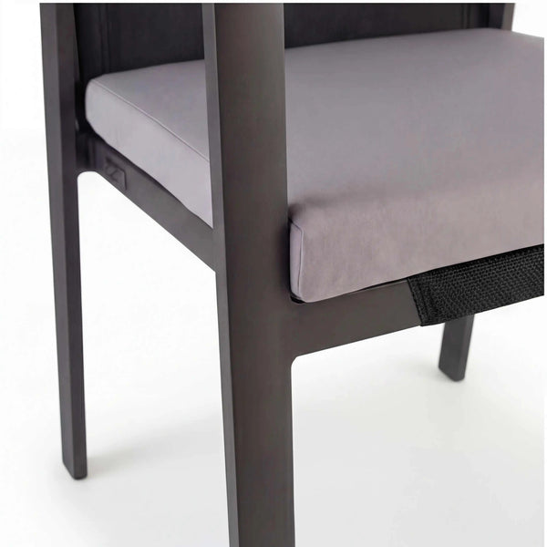 Stapelstuhl Nancer aus anthrazitfarbenem Aluminium mit schwarzer Batyline-Rückenlehne und grauem Sitzkissen, stapelbar und leicht