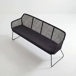 Gartenbank Kubu mit rautenförmiger Korbflechtung und anthrazitfarbenem Sitzkissen