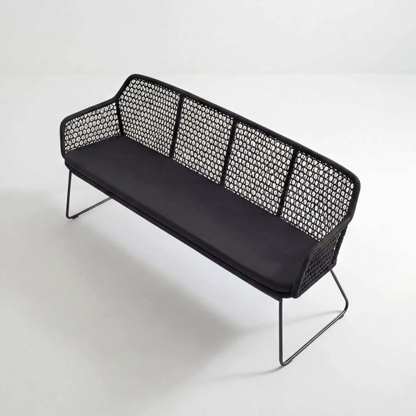 Gartenbank Kubu mit rautenförmiger Korbflechtung und anthrazitfarbenem Sitzkissen