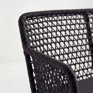 Gartenbank Kubu mit rautenförmiger Korbflechtung und Sitzkissen in Anthrazit