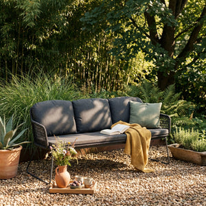 Gartenbank Kubu mit rautenförmiger Korbflechtung und anthrazitfarbenem Sitzkissen