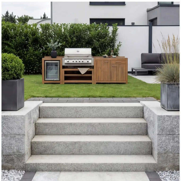 Outdoorküche Teak Edition mit gebürstetem Teakholz, Edelstahl-Gasgrill und Kühlmodul auf moderner Terrasse