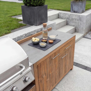 Moderne Outdoorküche Teak Edition mit Bull Angus Gasgrill und Kühlschrankmodul auf Terrasse