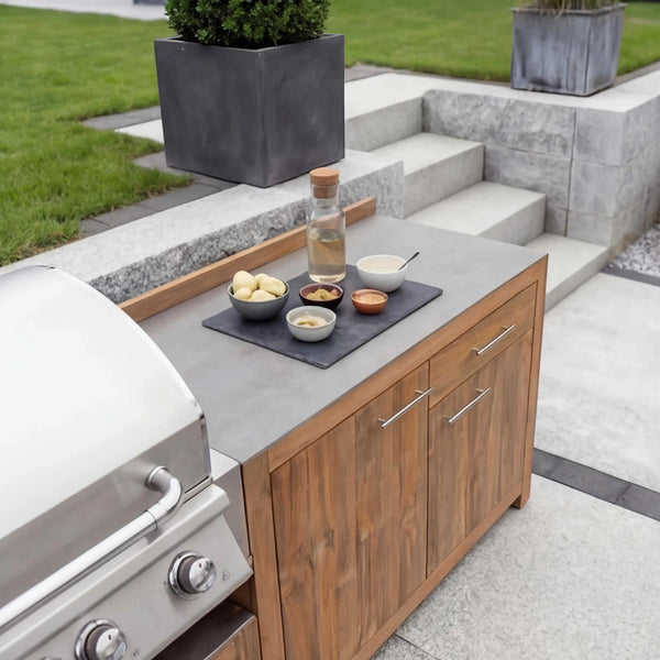 Moderne Outdoorküche Teak Edition mit Bull Angus Gasgrill und Kühlschrankmodul auf Terrasse