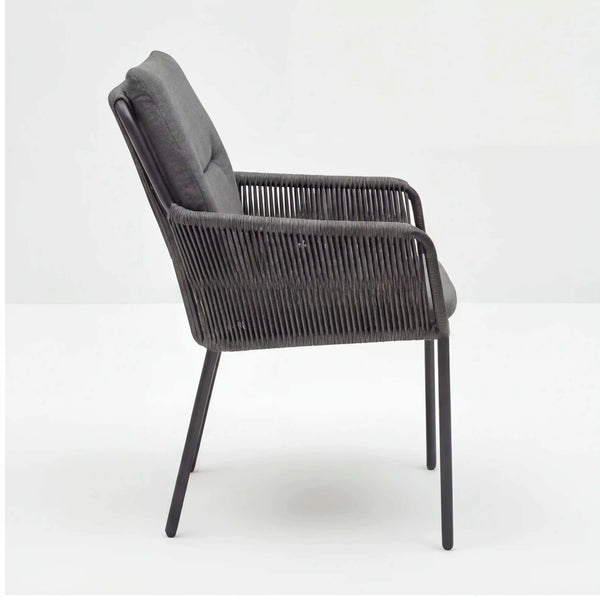 Moderner Gartensessel Como mit anthrazitfarbenem Aluminiumgestell und natürlicher Rope-Bespannung inklusive wasserabweisender Sitz- und Rückenkissen