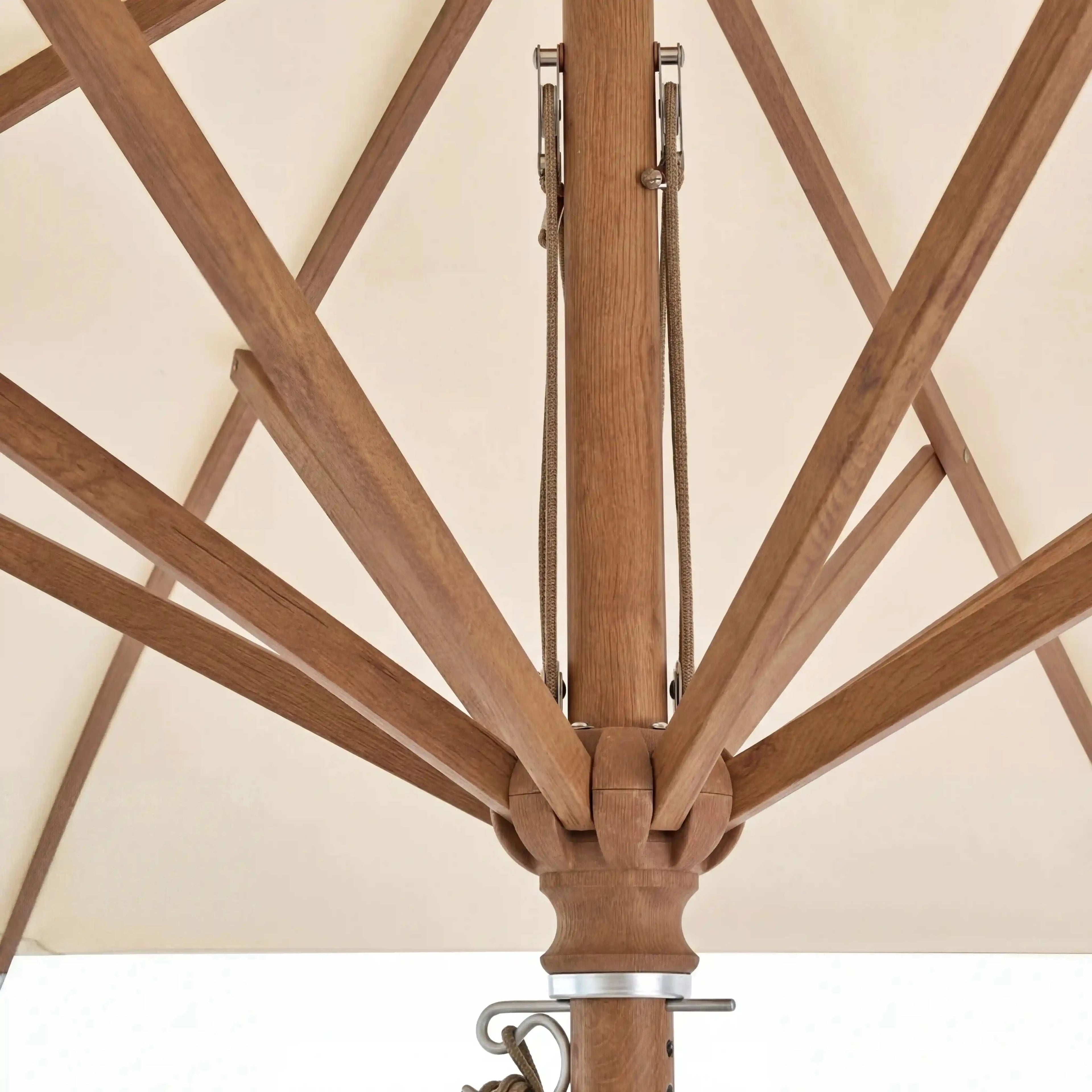 Glatz Piazza Sonnenschirm Ø 300 cm mit täuschend echter Holzoptik und Flaschenzug-Mechanismus