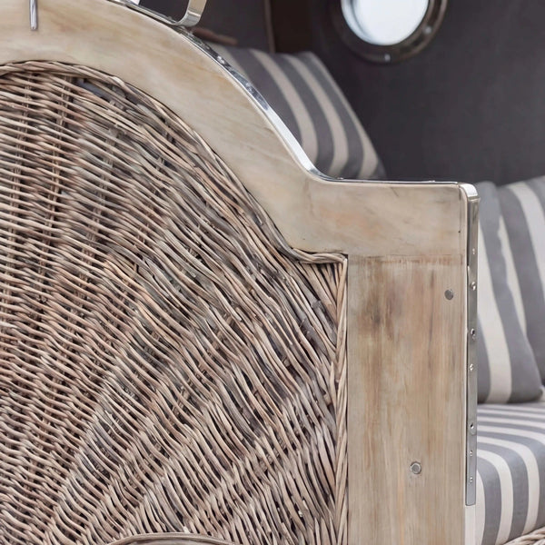 Gartenstrandkorb Comfort 500 Plus aus Mahagoni-Holz mit antik-weißem Kunststoffgeflecht und komfortabler Polsterung in taupe, komplett montiert.