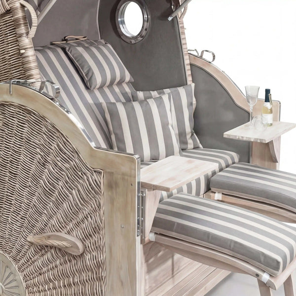 Gartenstrandkorb Comfort 500 Plus aus Mahagoni-Holz mit antik-weißem Kunststoffgeflecht und seitlichen Bullaugen, XL-Format mit komfortabler Polsterung in taupe.