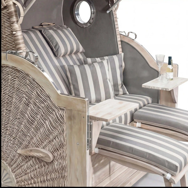 Gartenstrandkorb Comfort 500 Plus aus Mahagoni-Holz mit antik-weißem Kunststoff-Rundgeflecht und seitlichen Bullaugen, XL-Liegemodell in taupe, komplett montiert.