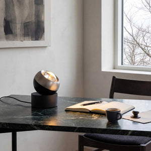 Tischleuchte LED mit Sensordimmer in nickel matt, kompakter Lichtring mit 500 Lumen, Touch-Bedienung, 14 cm hoch, für Nachttisch und Schreibtisch.