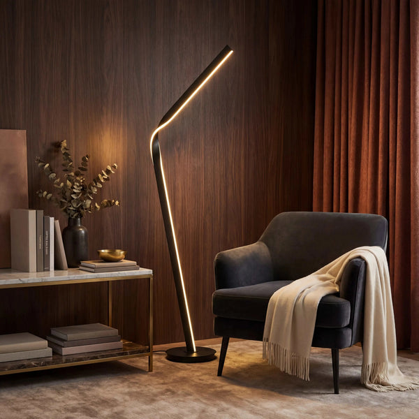 Stehleuchte 181 cm LED schwarz matt mit skulpturalem Design und 4700 Lumen Helligkeit