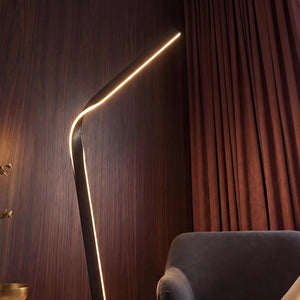 Schwarze Stehleuchte 181 cm LED mit 4700 Lumen und moderner skulpturaler Form