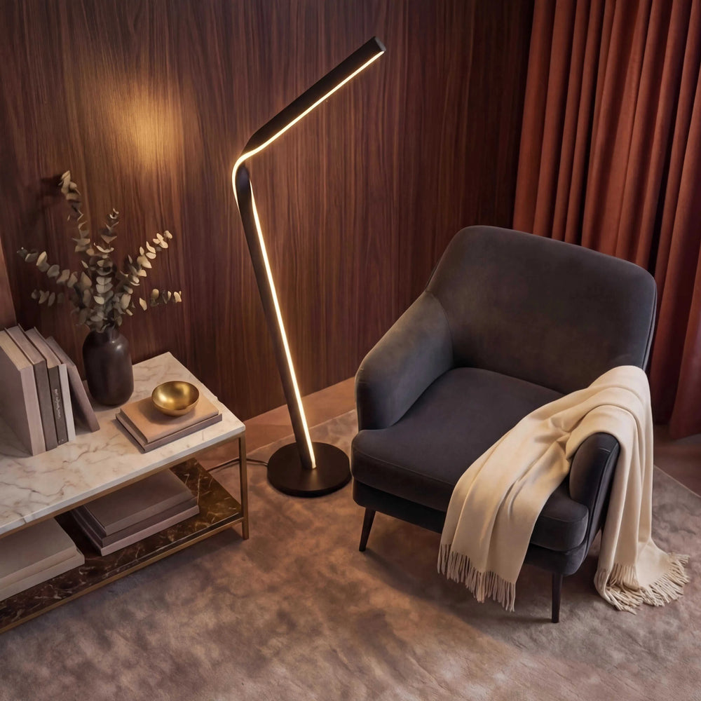 Schwarze Stehleuchte 181 cm LED mit 4700 Lumen und skulpturalem Design