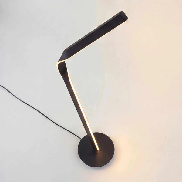 Schwarze Stehleuchte 181 cm LED mit 4700 Lumen und 40 Watt für Wohnbereiche