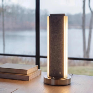 Tischleuchte 51 cm in nickel matt mit LED-Licht auf Schreibtisch