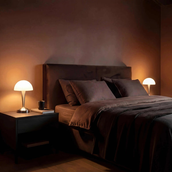 Tischleuchte 12x30cm mit massivem Holzsockel und weißem Stoffschirm für warmes Licht