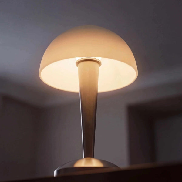 Tischleuchte 12x30cm mit Holzsockel und weißem Stoffschirm als stimmungsvolle Akzentbeleuchtung