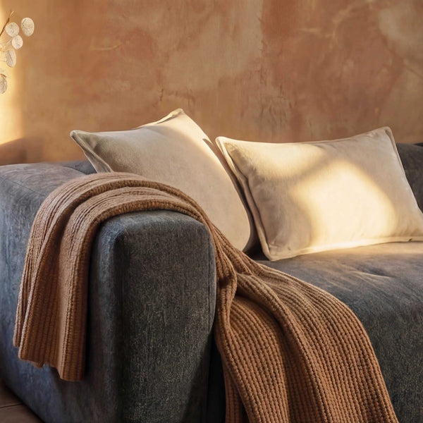 Polstergarnitur Lori Megasofa XL anthrazit Stoff frontale Ansicht mit Kissen