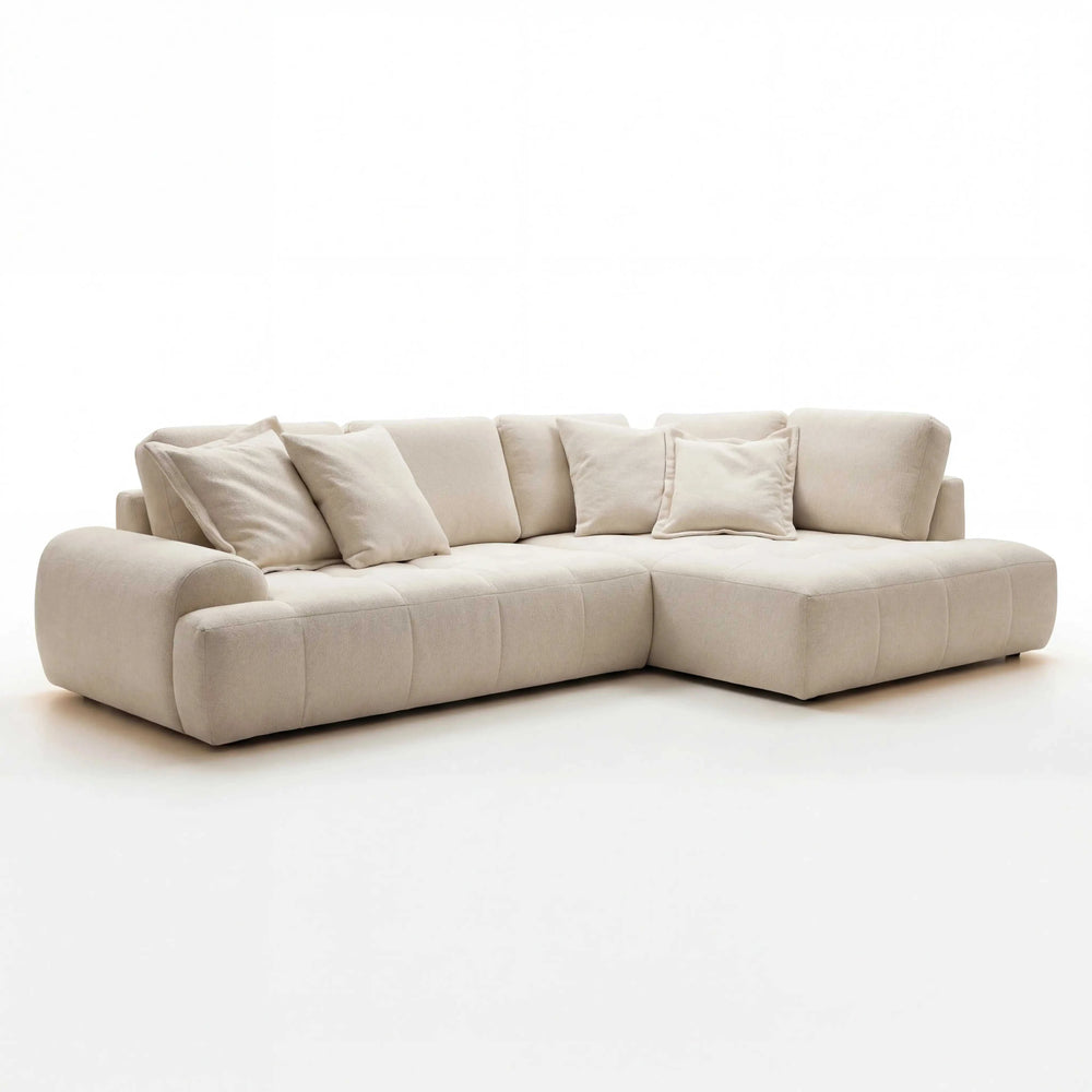 Geräumige Polstergarnitur als Ecksofa mit Ottomane rechts und Kissen in Stoff Dessin 389/55