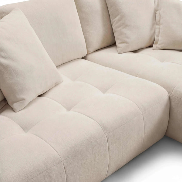 Polstergarnitur als geräumiges Ecksofa mit rechter Ottomane und Kissen in Stoff Dessin 389/55