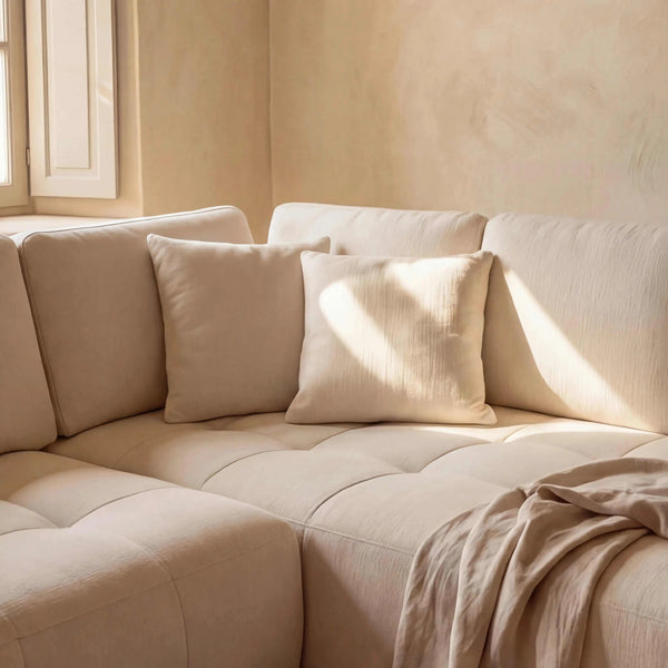 Polstergarnitur als geräumiges Ecksofa mit Ottomane rechts und Stoffbezug mit Kissen