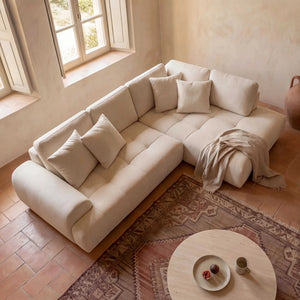 Polstergarnitur als geräumiges Ecksofa mit Ottomane rechts und Kissen in Stoff Dessin 389/55