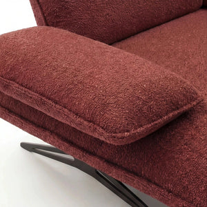 Polstergarnitur Caio in Leder A-India Chilli mit Funktionsrücken und Sitztiefenverstellung, schwarzer Metallkufe und Nierenkissen.