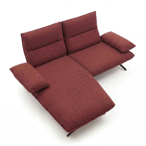 Polstergarnitur Caio aus rotem Leder mit Funktionsrücken und Sitztiefenverstellung, schwarzem Metallgestell und Nierenkissen